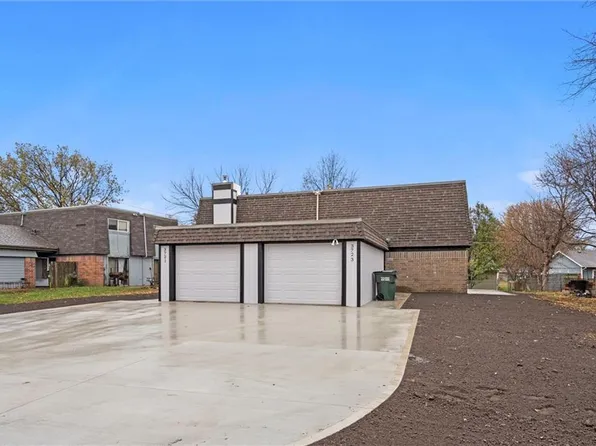 3723 Brush Creek Dr, Lawrence, KS 66047