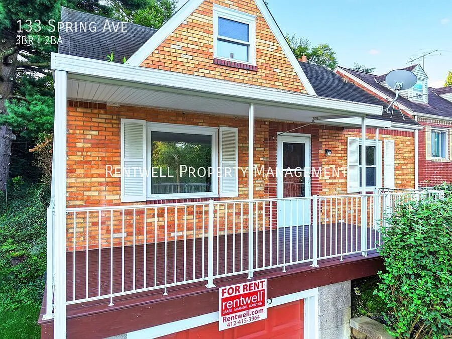 Charming 3-Bedroom Home with Garage, Porch & Spacious Yard — Photo 3