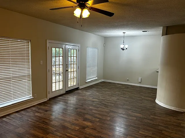 3 bed, 2.5 bath, 1600 sqft, $1,675 — Photo 2