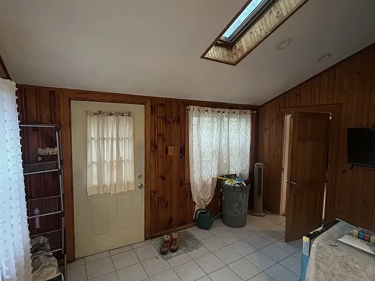 632 W Roxbury Pkwy — Photo 9