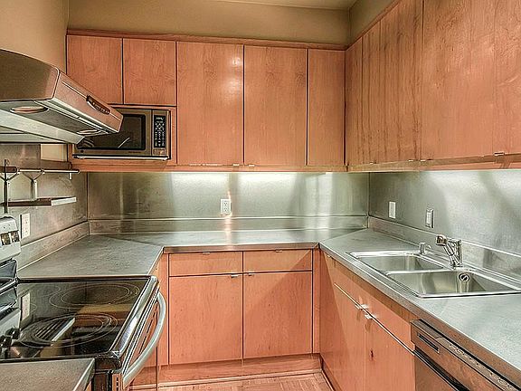 2nd image of 1400 Hermann Dr Unit 8C
