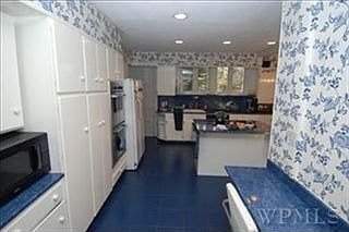 4th image of 11 Pin Oak Ln