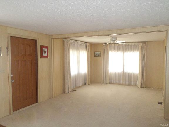 FRONT LIVING ROOM W/ENTRY