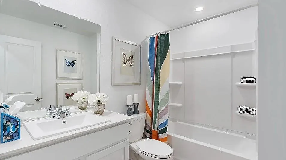4 bed, 2.0 bath, 1600 sqft, $1,899 — Photo 2