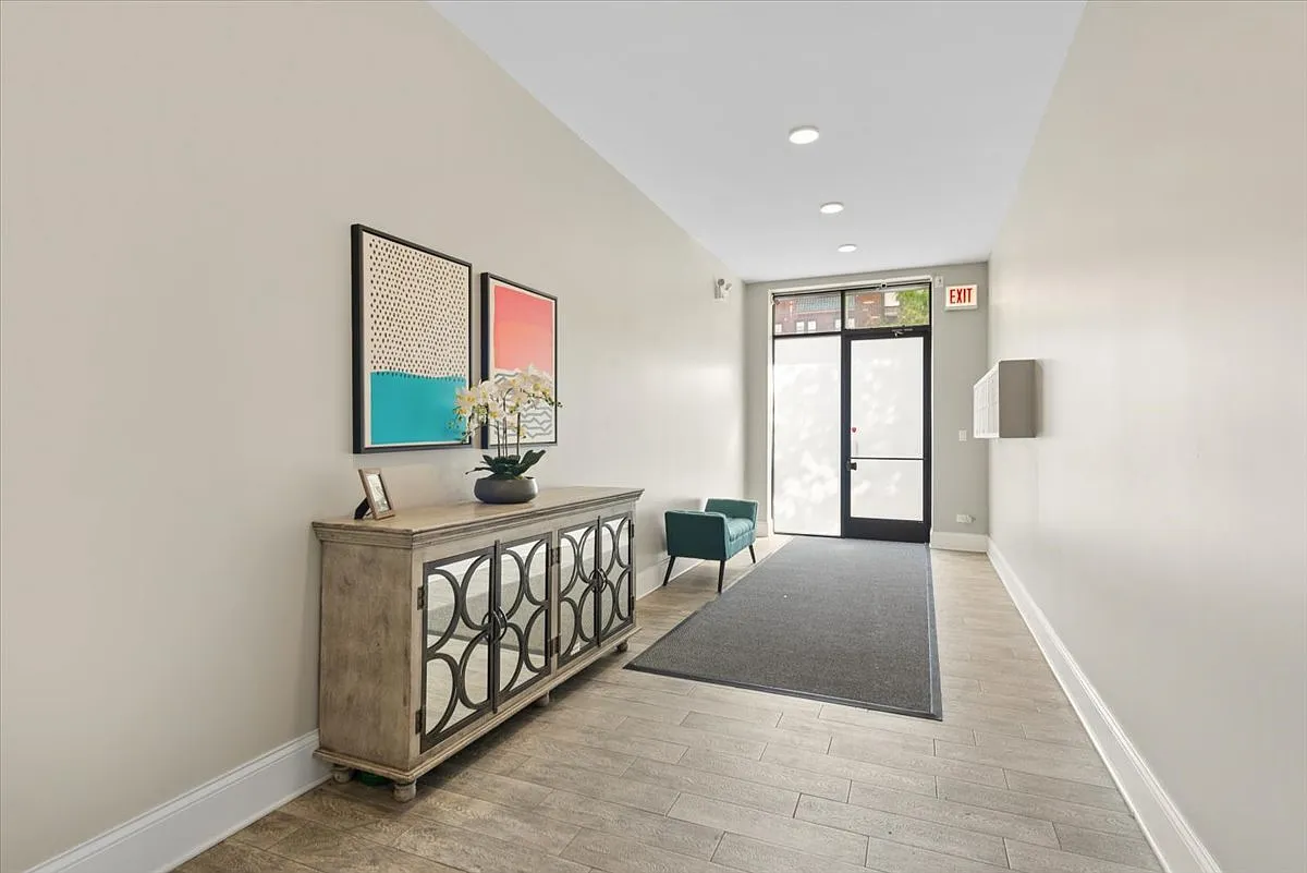 3 bed, 1839 sqft, $5,200 — Photo 2