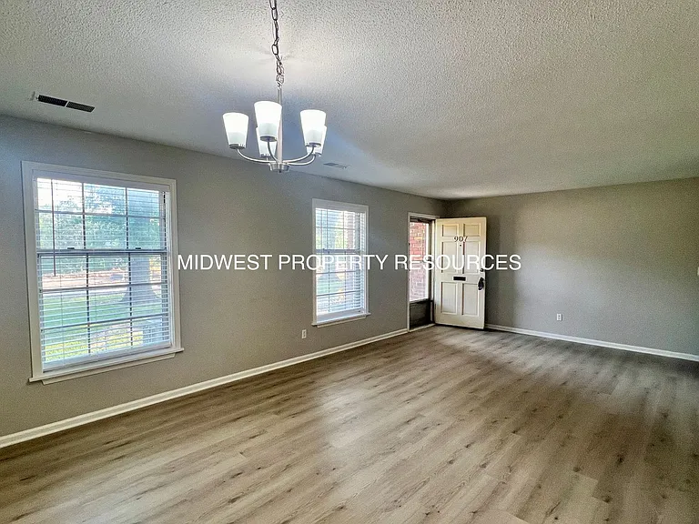Stunning 2 Story townhome w/ outdoor Maintenance provided — Photo 6