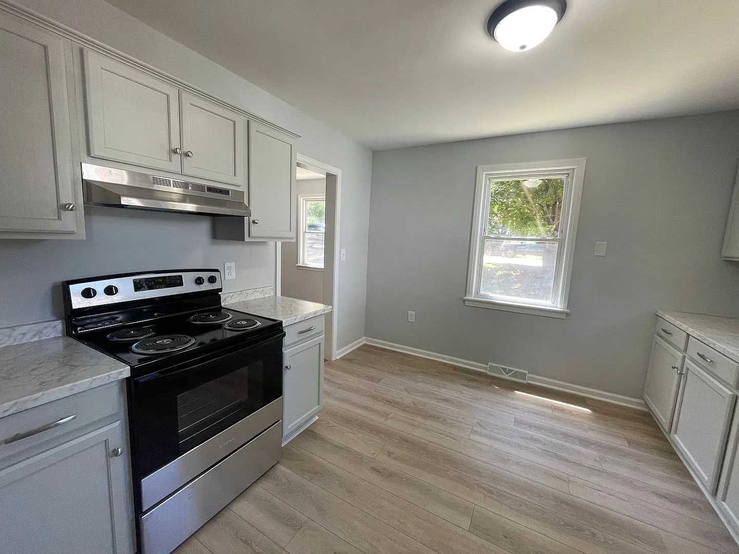Remodeled & Updated Bungalow — Photo 4