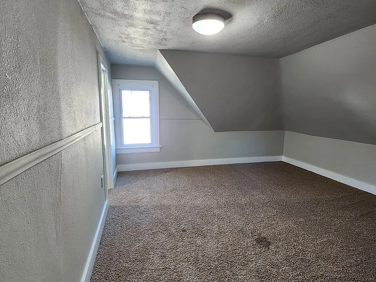 702 E 1st St — Photo 17