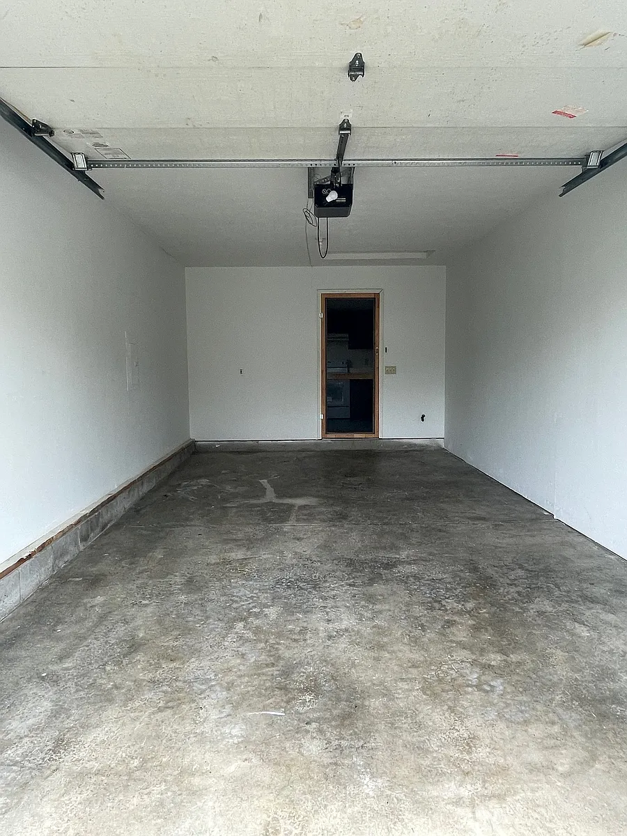 Building Photo - 14775 Hillcrest Ave