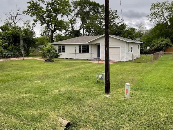 1156 2nd St, Clute, TX 77531