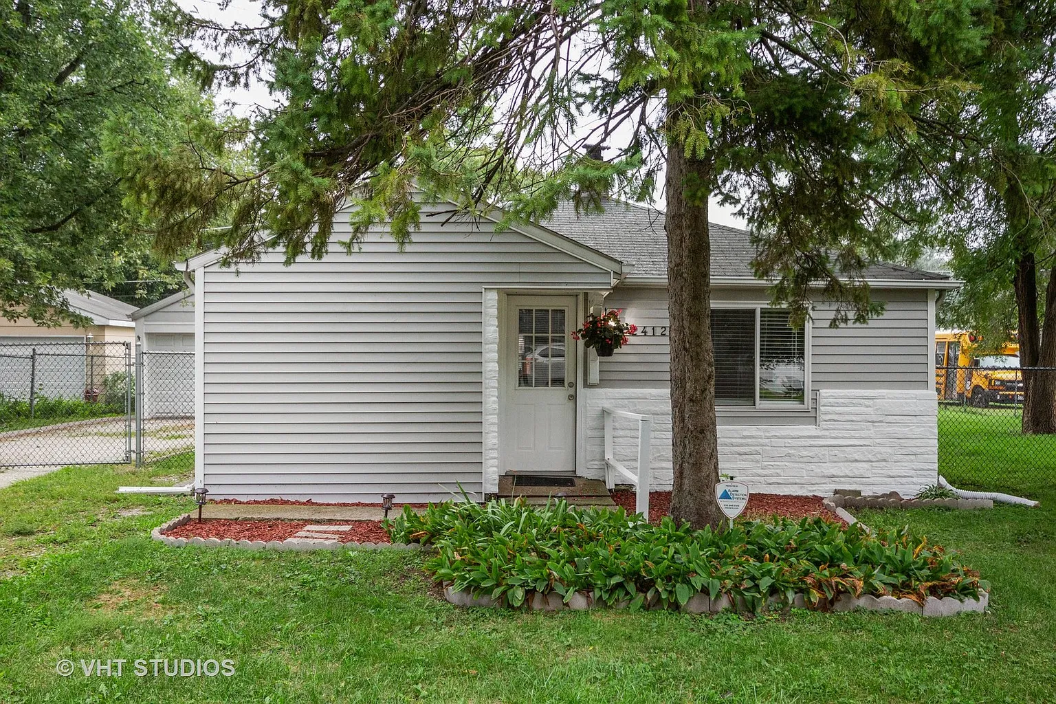 2412 Pecan St photo 1