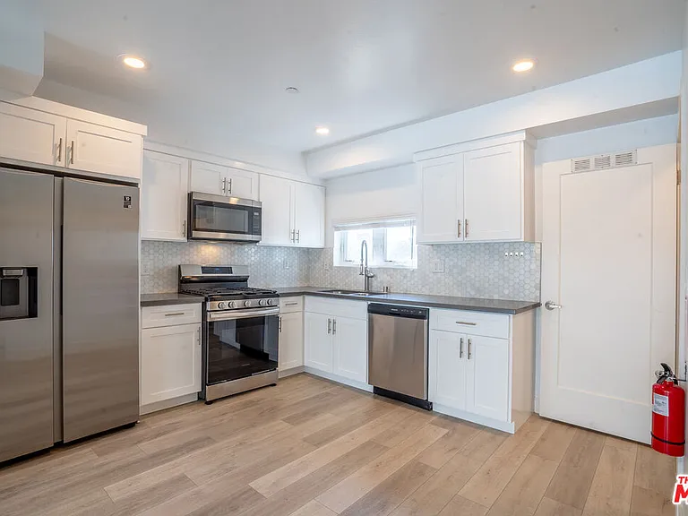 608 1/2 N Gramercy Pl — Photo 1