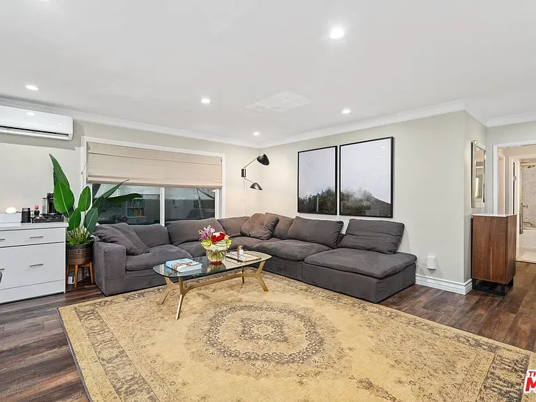 960 Larrabee St #105 — Photo 4