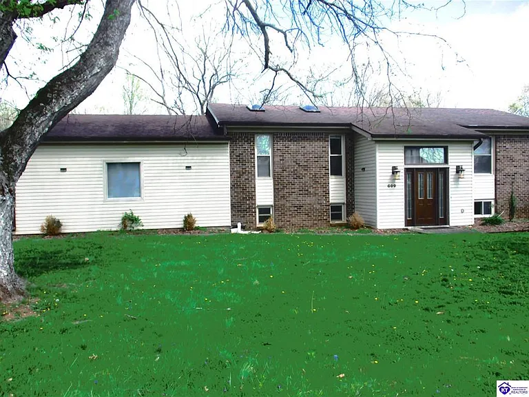 609 Foxfire Rd — Photo 2