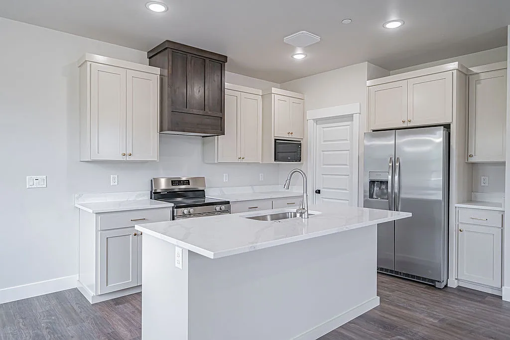 3 bed, 2.5 bath, 1647 sqft, $2,100 — Photo 3