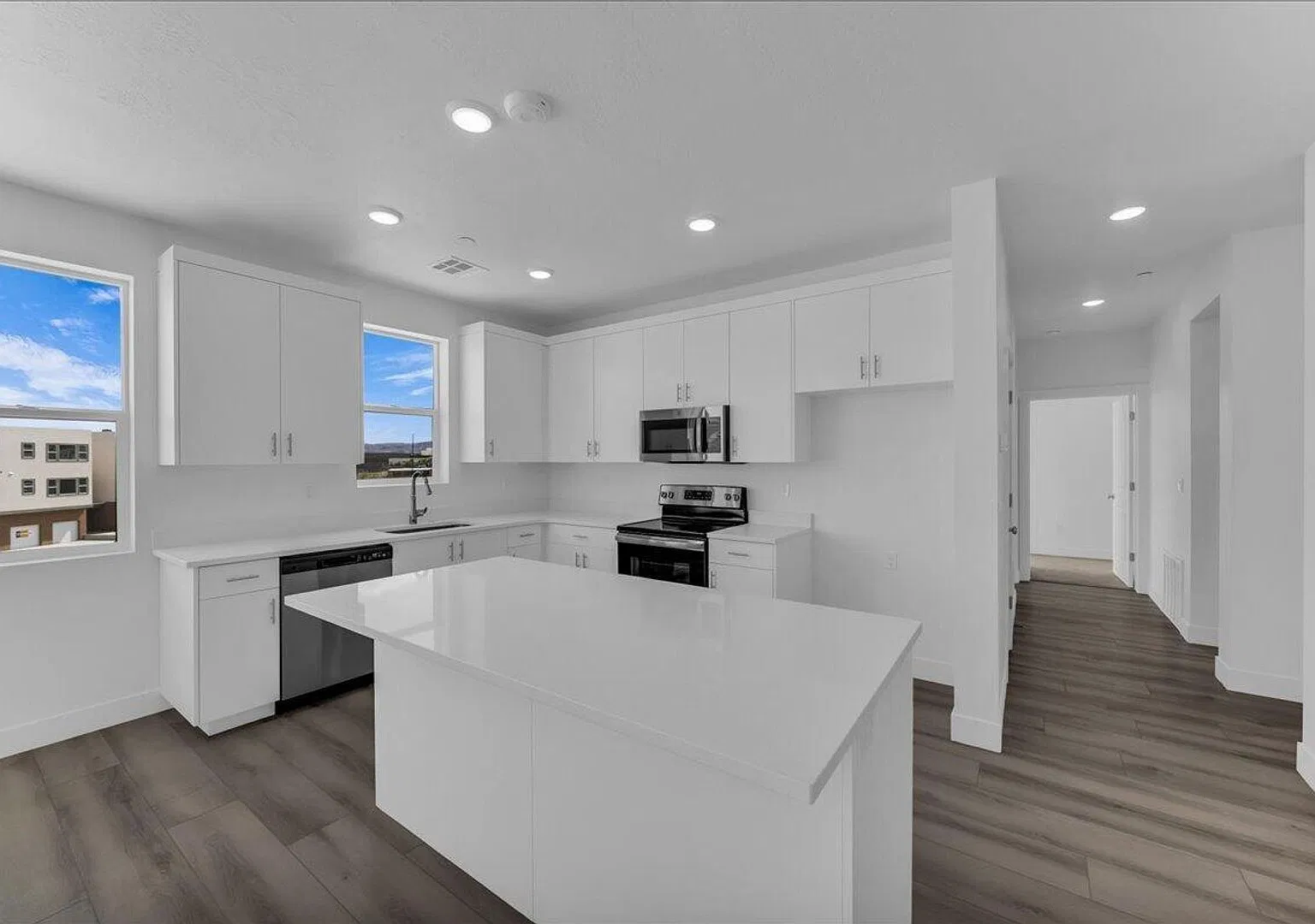 Modern 2 Bedroom Condo in Desert Color! 6 month lease! — Photo 2