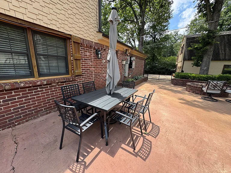 425 E Seneca St — Photo 84
