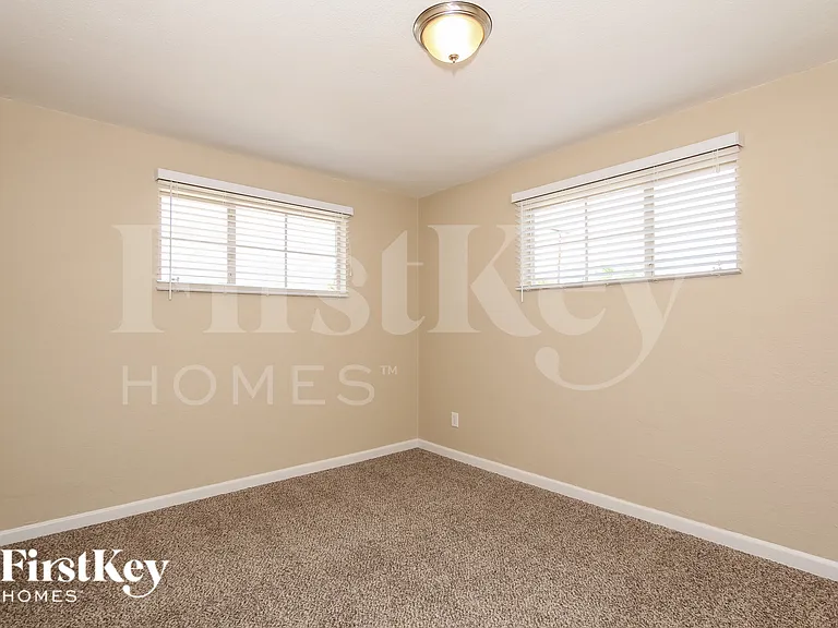 2919 W Seldon Ln — Photo 11