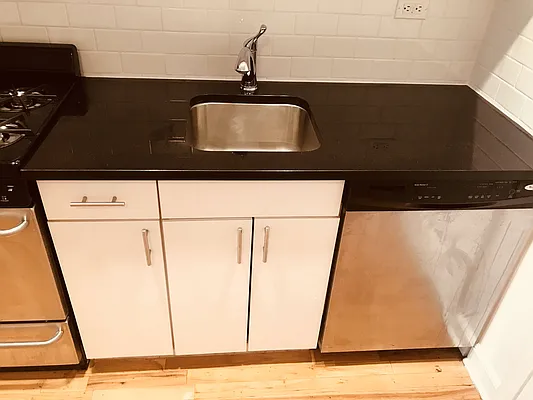 Rented by Metropolis Real Estate of Manhattan | media 29