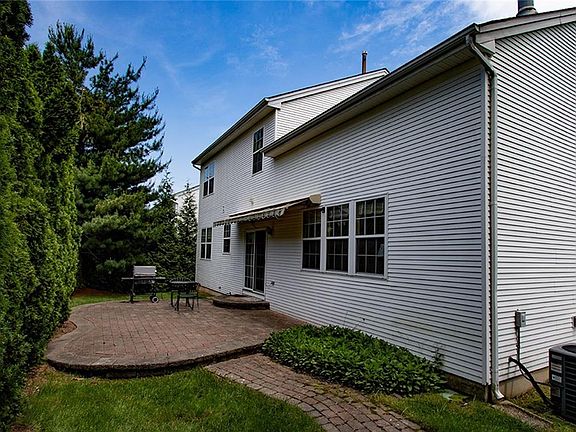 3rd image of 27 Hyde Park Dr
