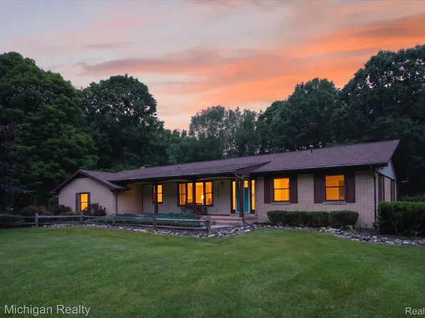1325 Pine Grove Ln, Milford, MI 48381