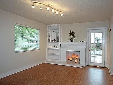 Living room with fireplace and (sidedoor)