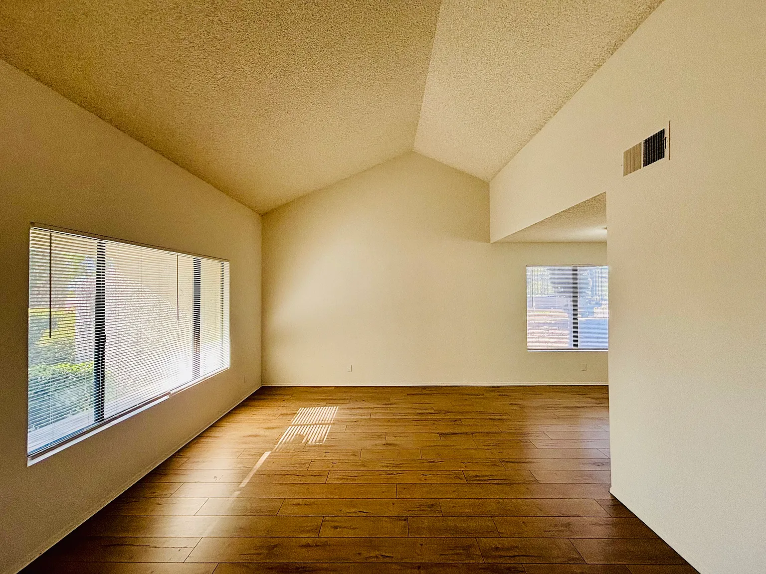 3 bed, 1422 sqft, $2,699 — Photo 4