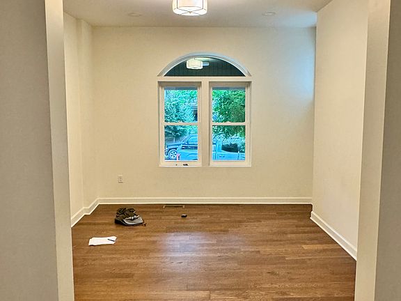 5th image of 1321 Forsythe Ave
