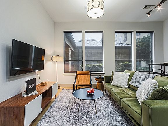 2nd image of 1616 W Dallas St #302