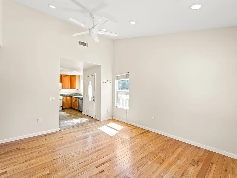 260 Acacia St — Photo 10