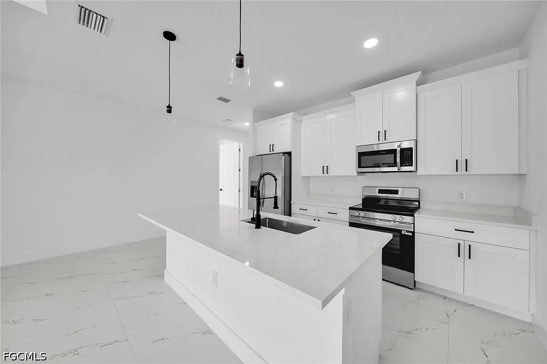 3 bed, 2.0 bath, 1200 sqft, $1,800 — Photo 3