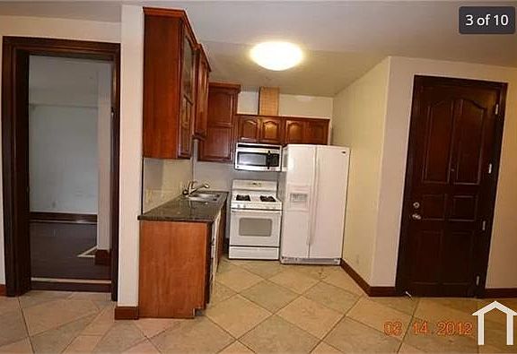 3rd image of 930 E 10th St