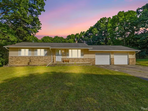 3685 Chesterfield Dr, Lapeer, MI 48446