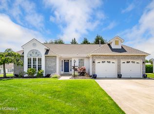 16 Sandhurst Ct, Toms River, NJ 08757