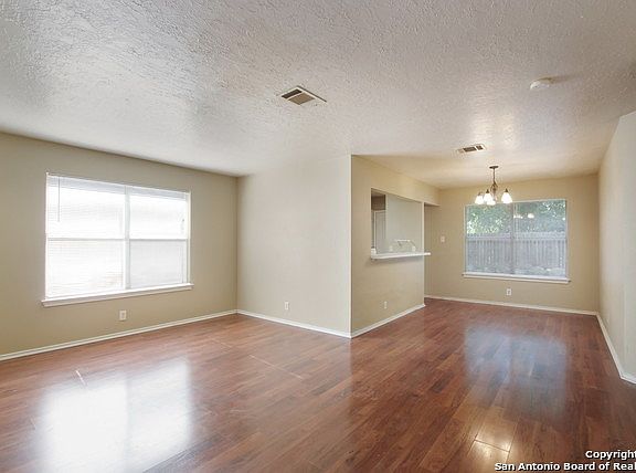 5th image of 9243 Encino Vlg