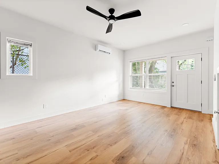 195 Flora Ave NE #B — Photo 6