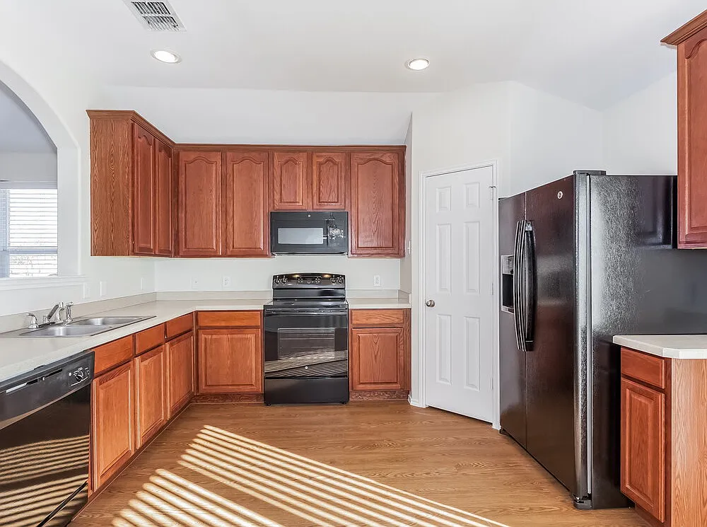 3 bed, 2.0 bath, 1556 sqft, $2,480 — Photo 3