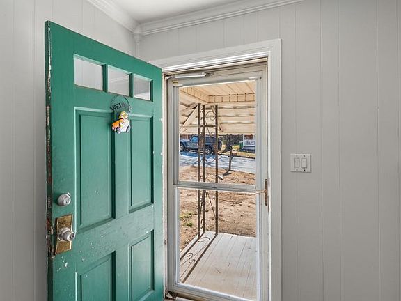4th image of 609 Martha Pl