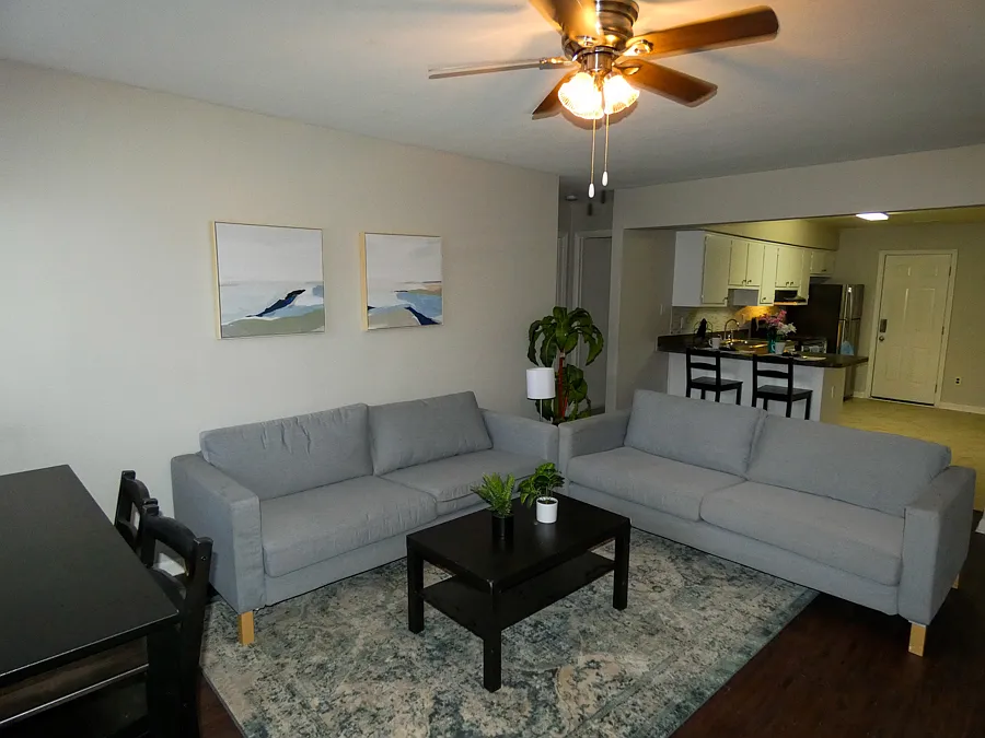4 bed, 1360 sqft, $2,285 — Photo 2