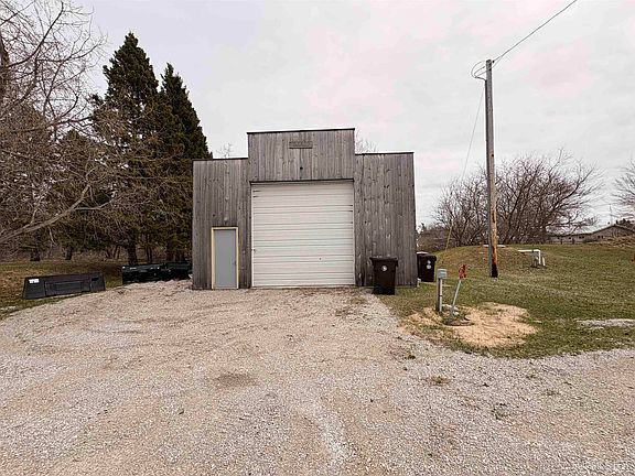 3rd image of 8184 River Gg St