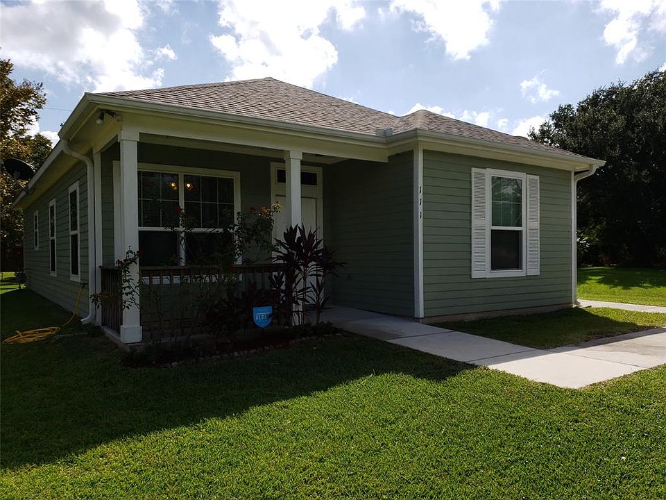 Cute 2/2 bungalow style home waiting for you. Front porch for early morning coffee, afternoon evening tea. Ceiling fans in all the rooms for add energ