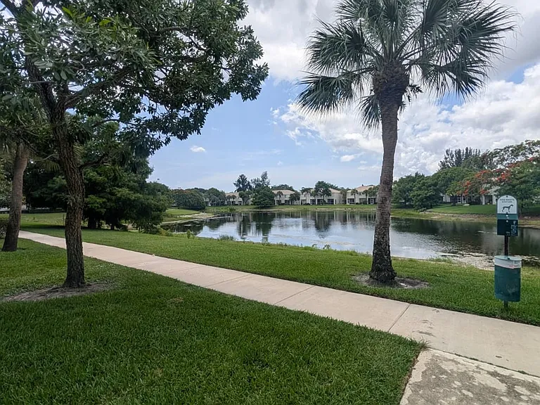 4715 Palmbrooke Cir — Photo 23