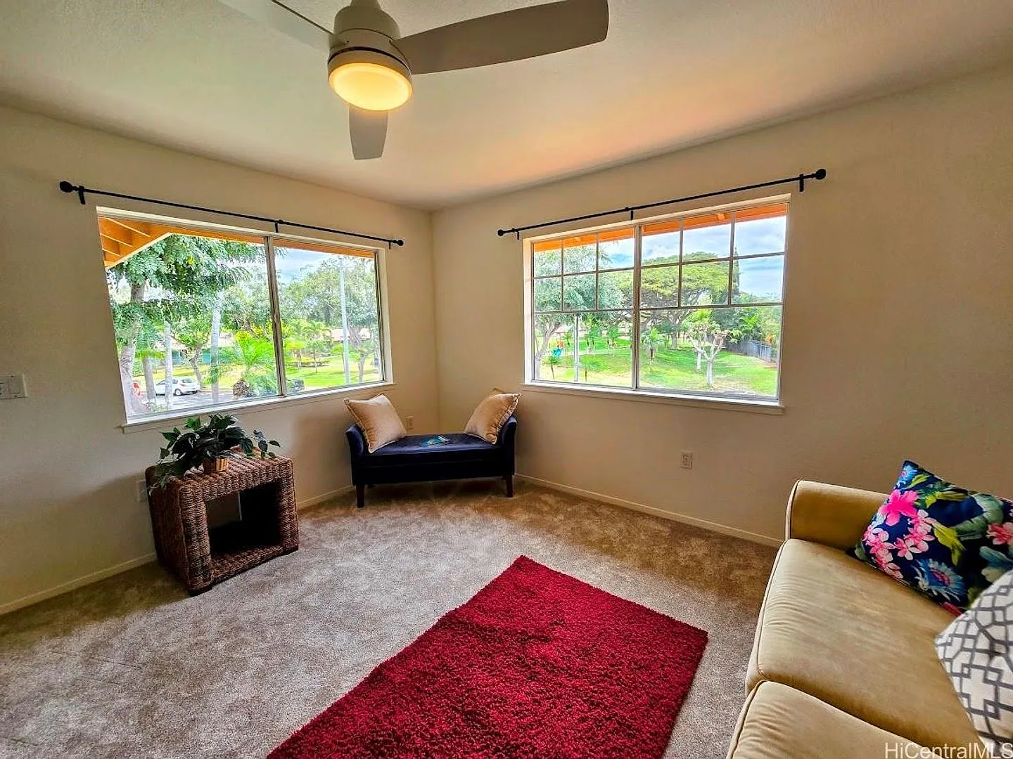 Aeloa Terrace Upstairs 3 bedroom, 2 bath unit with 2 dedicated parking stalls. — Photo 2