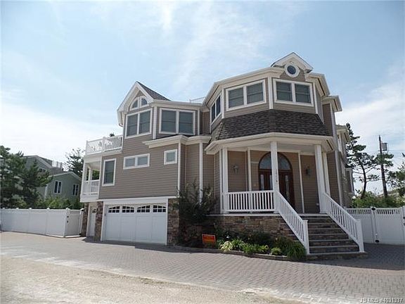 3rd image of 1011 Long Beach Blvd #B