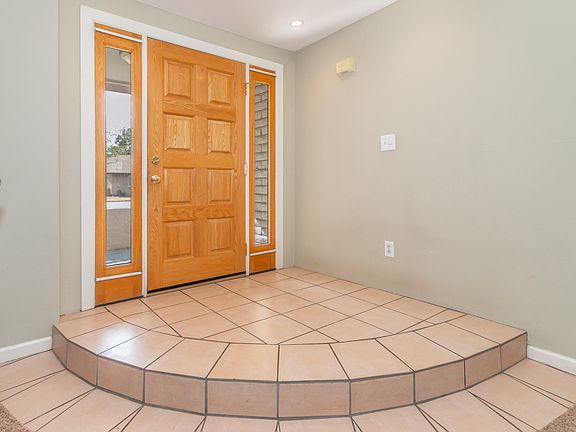 5th image of 628 E Canterbury Ln