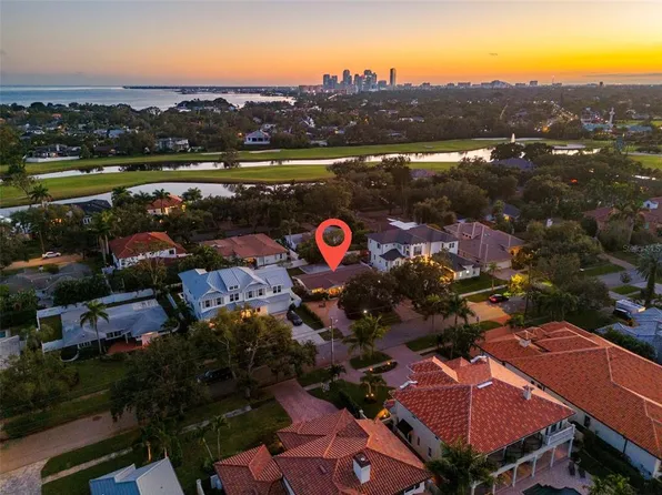 300 Bayview Dr NE, Saint Petersburg, FL 33704