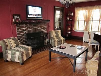 2nd image of 28 Lindbergh Pl