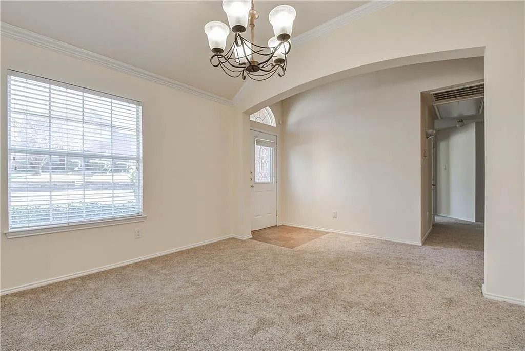3 bed, 2260 sqft, $2,395 — Photo 2