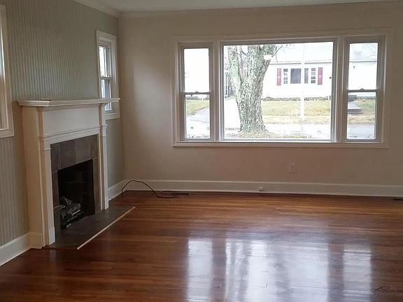 4th image of 585 Stratford Dr