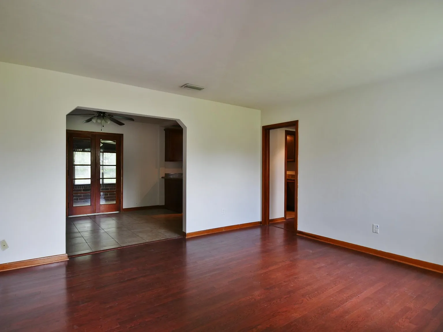 3 bed, 1.0 bath, 1056 sqft, $1,650 — Photo 3